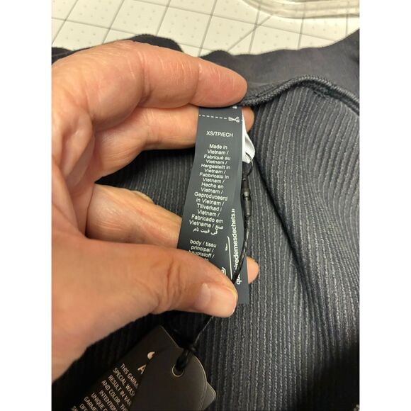 SKIMS Nike NWT Ribbed Seamless Cropped Full Zip Jacket in Obsidian Size XS - Picture 8 of 10